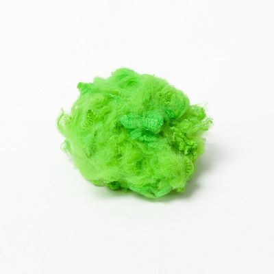 O narcótico tingiu a fibra de grampo de poliéster reciclada 12dtex verde para o feltro não tecido do tapete