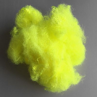 verde brilhante da fibra de grampo de poliéster do triângulo de 9d X 64mm para o pano da bola de tênis
